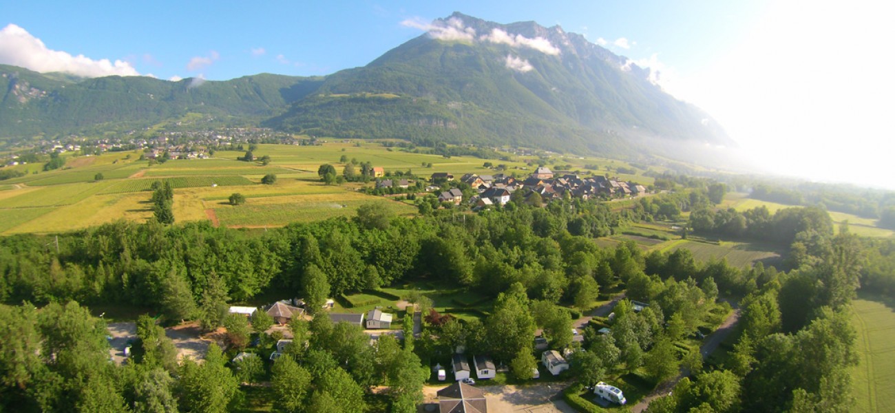 Camping in Savoie - Lake Carouge - Aufnahme einer Drohne