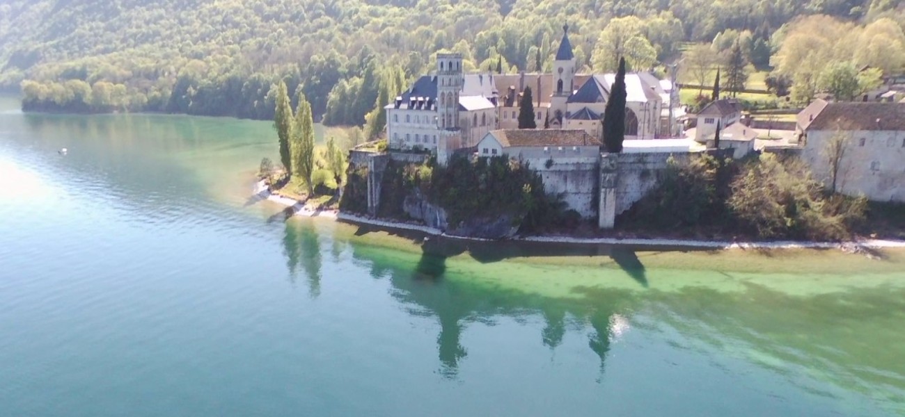 Abbaye de Hautecombe au bord du lac du Bourget